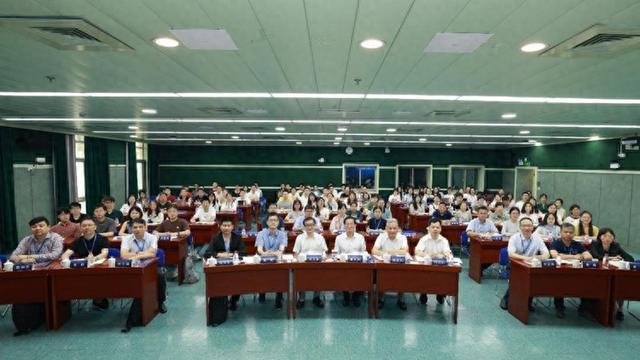 聚焦新质生产力《2024年中中国宏观经济形势分析与预测》发布(图1)
